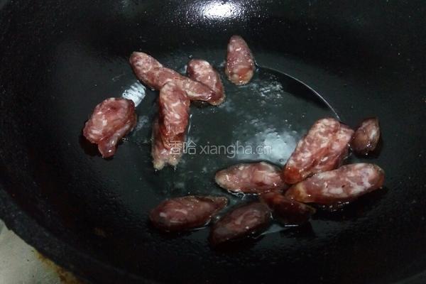 腊肠炒芹菜的做法图解2