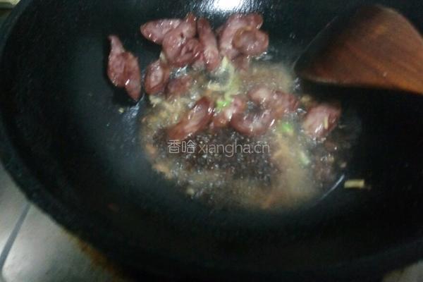 腊肠炒芹菜的做法图解4