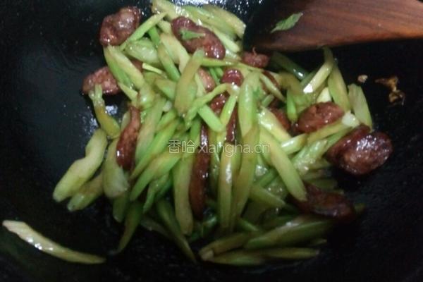 腊肠炒芹菜的做法图解6