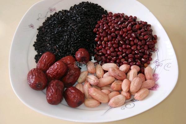 红枣红豆黑米粥的做法图解1