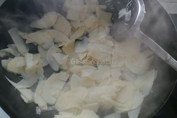 鲜冬笋炒五花肉的做法图解2