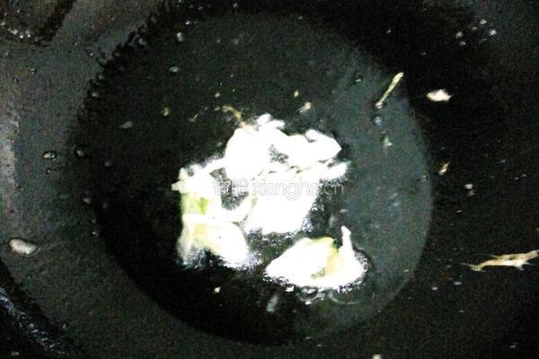 黄瓜炒鸡蛋木耳的做法图解3