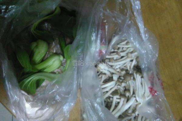 蟹味菇炒油菜的做法图解1