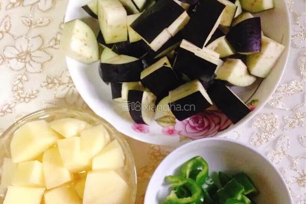 茄子炒土豆的做法图解1