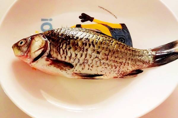 鲫鱼豆腐海鲜菇汤的做法图解1