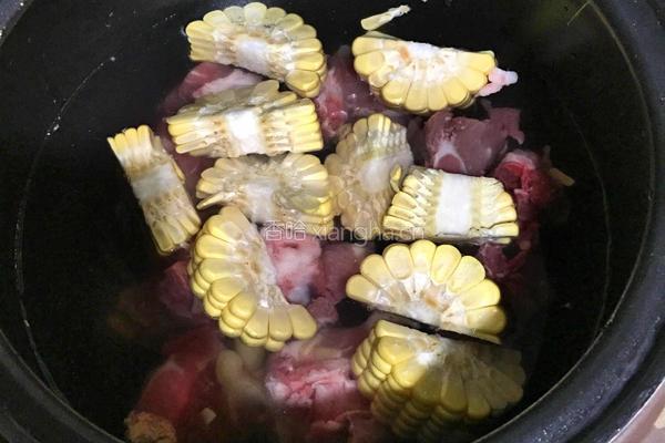 胡萝卜玉米排骨汤的做法图解3