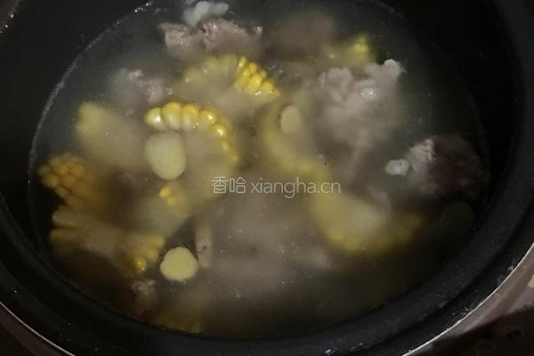 胡萝卜玉米排骨汤的做法图解4
