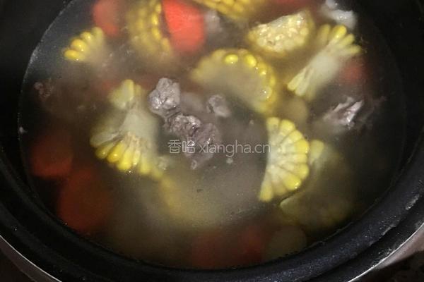 胡萝卜玉米排骨汤的做法图解5