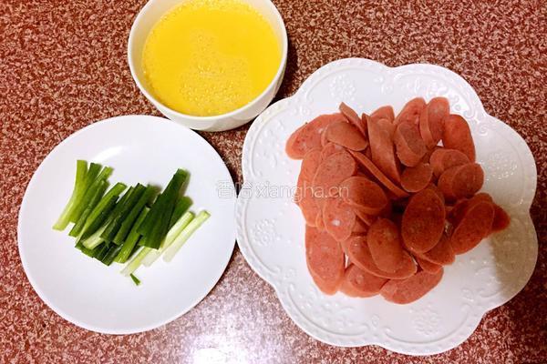 火腿肠炒鸡蛋的做法图解1