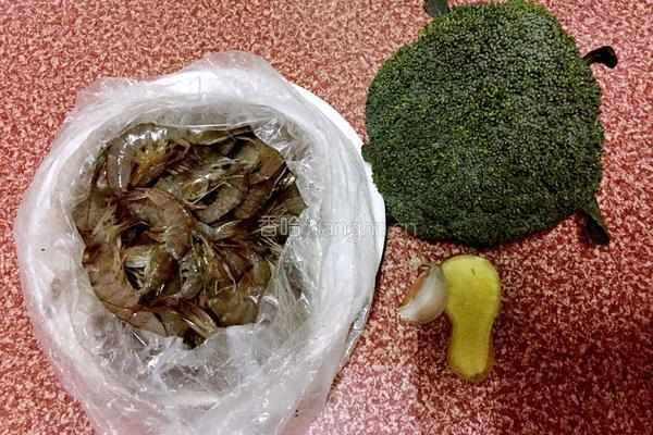西兰花炒虾仁的做法图解1