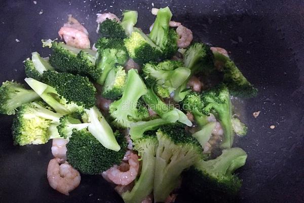 西兰花炒虾仁的做法图解6