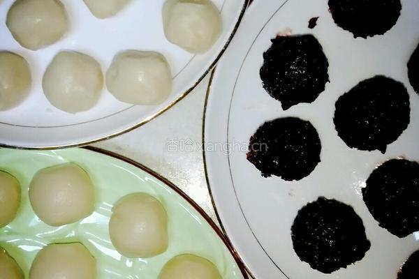 最爱这一抹素净 玫瑰饼的做法图解3