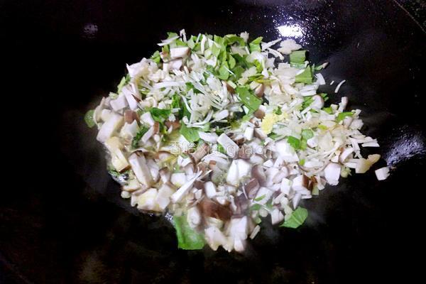 香菇炒饭的做法图解3