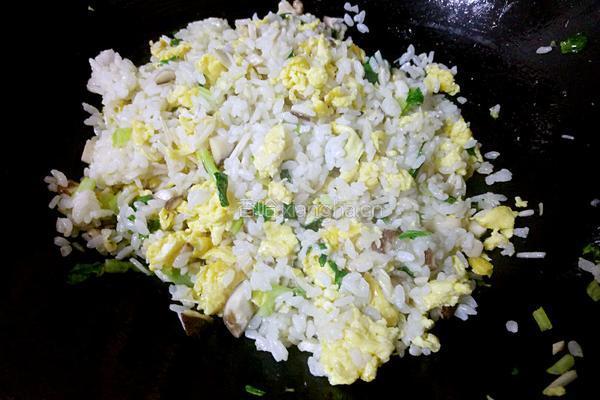 香菇炒饭的做法图解4