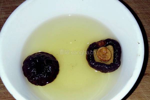 香菇滑鸡粥的做法图解1