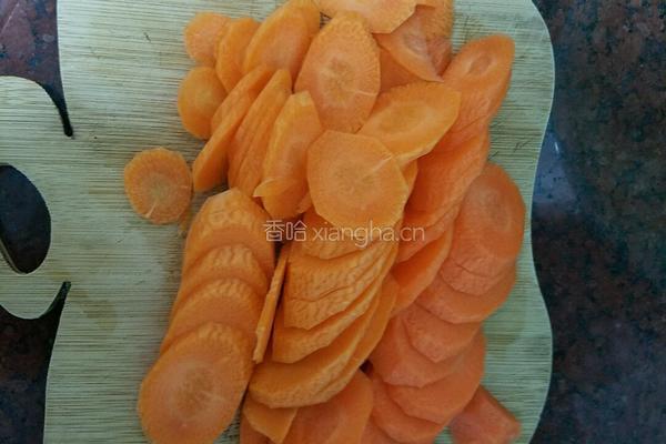 胡萝卜炒肉片的做法图解1
