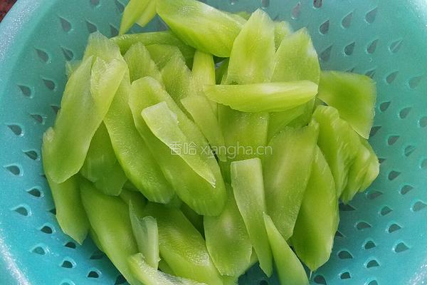 肉片炒莴苣的做法图解1