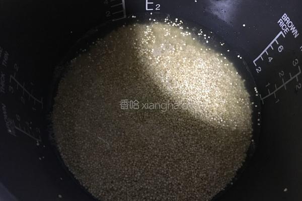鲔鱼玉米蛋炒藜麦饭的做法图解1