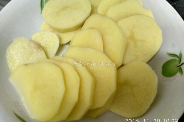土豆扣肉的做法图解3