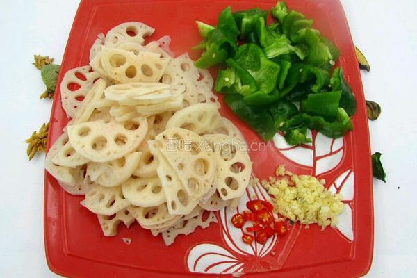 小炒青椒藕片的做法图解1