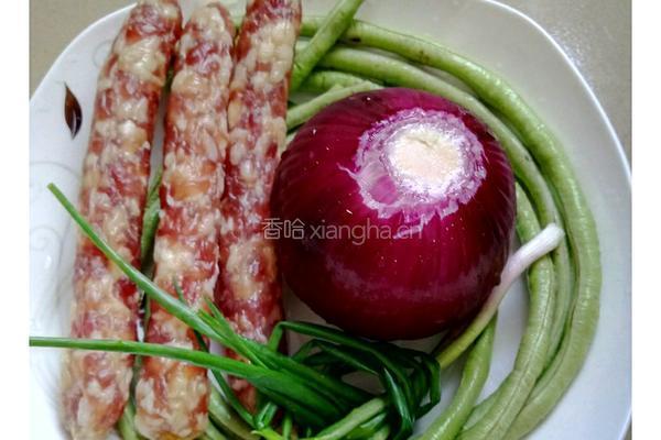 电饭煲腊肠饭的做法图解1