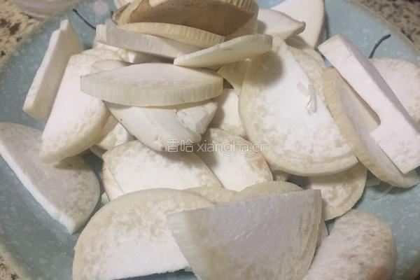 杏鲍菇炒肉的做法图解1