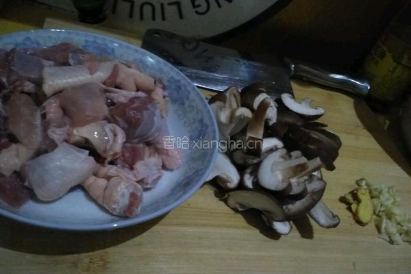 冬菇焖鸡的做法图解1