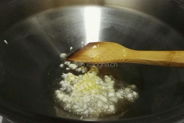 胡萝卜黑木耳炒牛肉的做法图解2