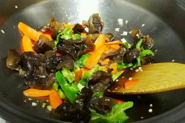 胡萝卜黑木耳炒牛肉的做法图解4