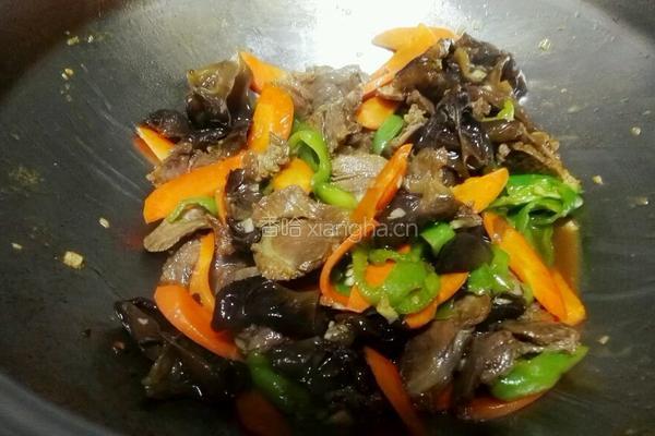 胡萝卜黑木耳炒牛肉的做法图解7