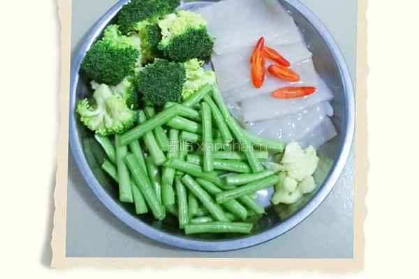 鲜鱿鱼炒长豆的做法图解1