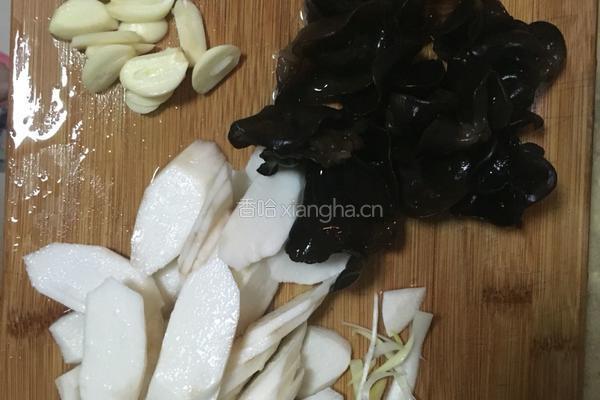木耳炒山药的做法图解1