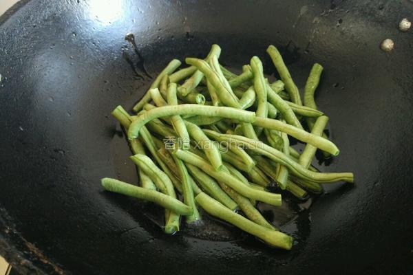 蒜香龙须豆角的做法图解3