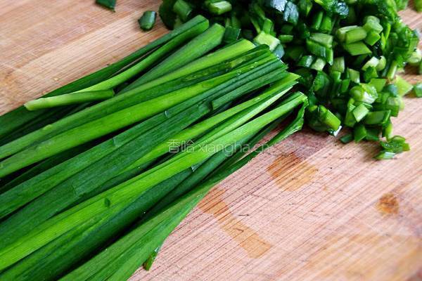 虾皮韭菜卷饼的做法图解2
