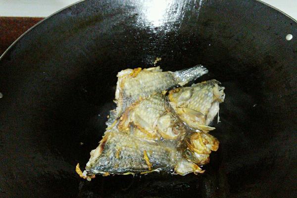 白菜鲫鱼汤的做法图解1