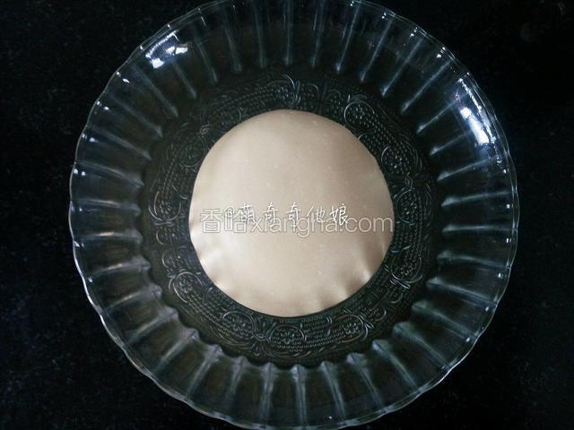 滚圆放容器里盖保鲜膜放温暖处发酵。