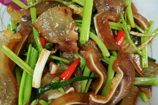 香芹炒腊猪头肉的做法图解11