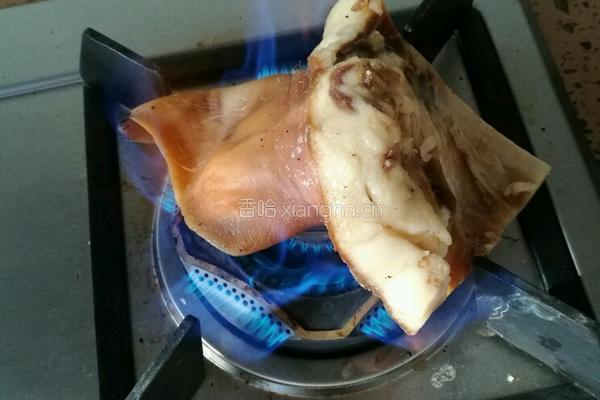香芹炒腊猪头肉的做法图解2