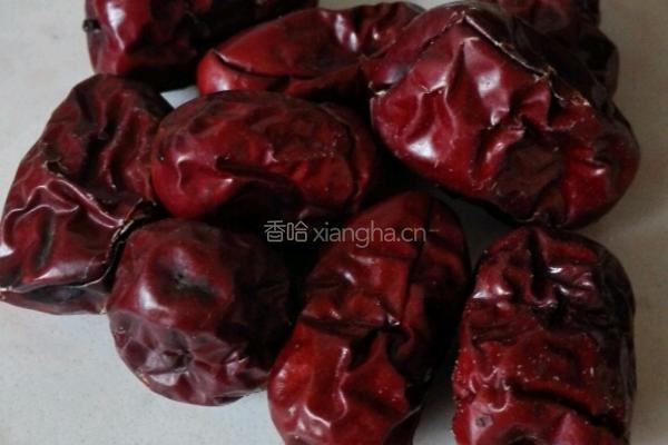 枸杞桃胶银耳羹的做法图解3