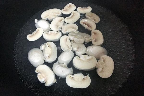 口蘑炒肉的做法图解2