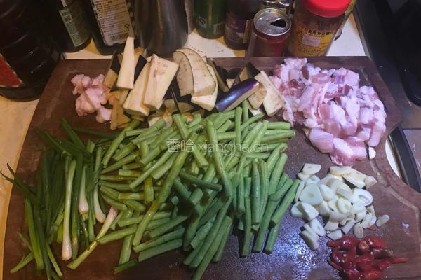 茄子豆角五花肉焖饭的做法图解1