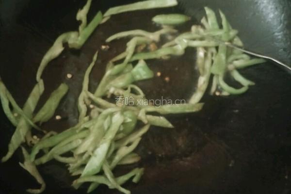 青椒土豆胡萝卜丝的做法图解7