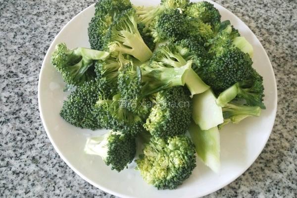 蒜蓉西兰花的做法图解1