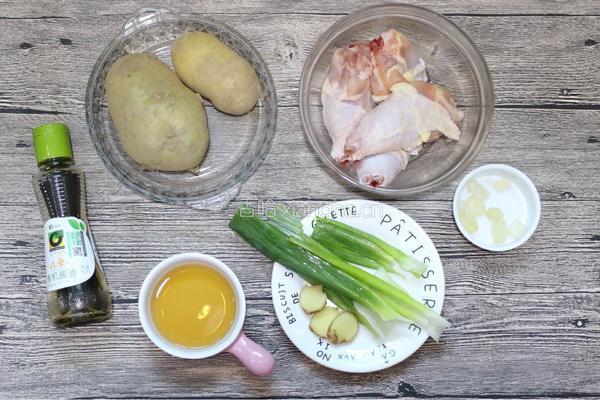 土豆烧鸡腿的做法图解1