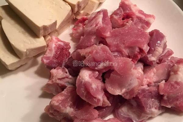 排骨蒸豆腐的做法图解1