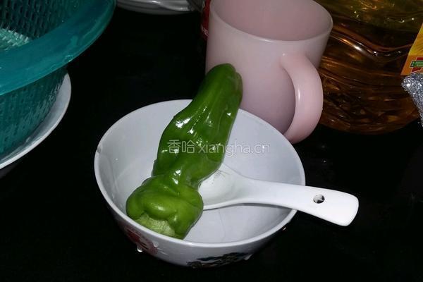 青椒炒半熟四季豆的做法图解2