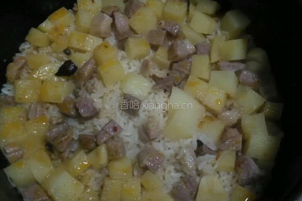 腌肉土豆焖饭