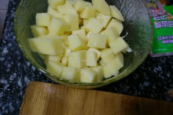 腌肉土豆焖饭的做法图解1