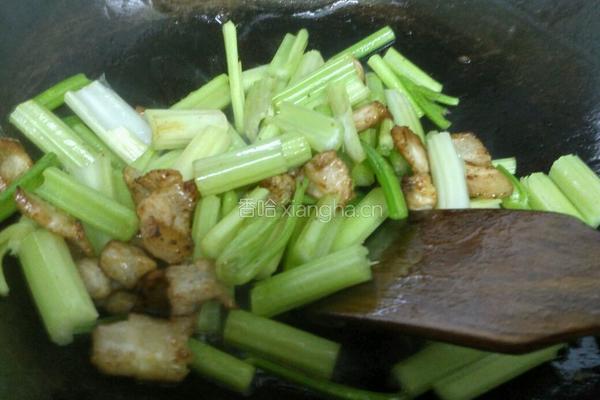 芹菜炒肉的做法图解11