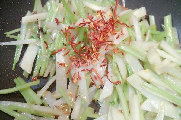 土豆炒小芹的做法图解5